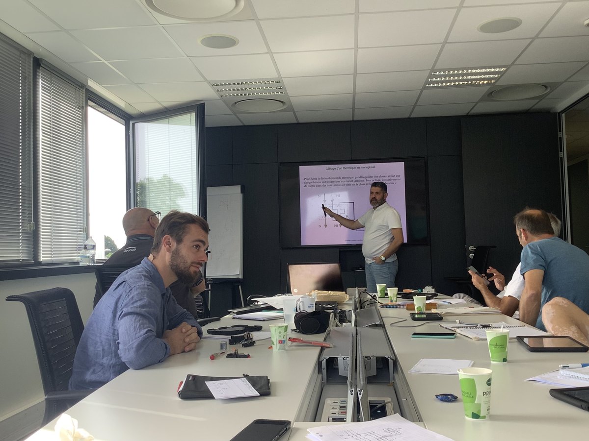 M. Meziane animant une session de formation technique en salle
